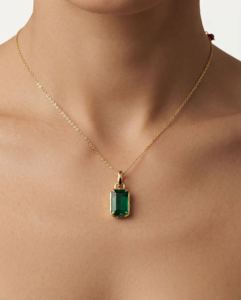 Anhänger 14 Karat Gelbgold, mit Öse · getragen