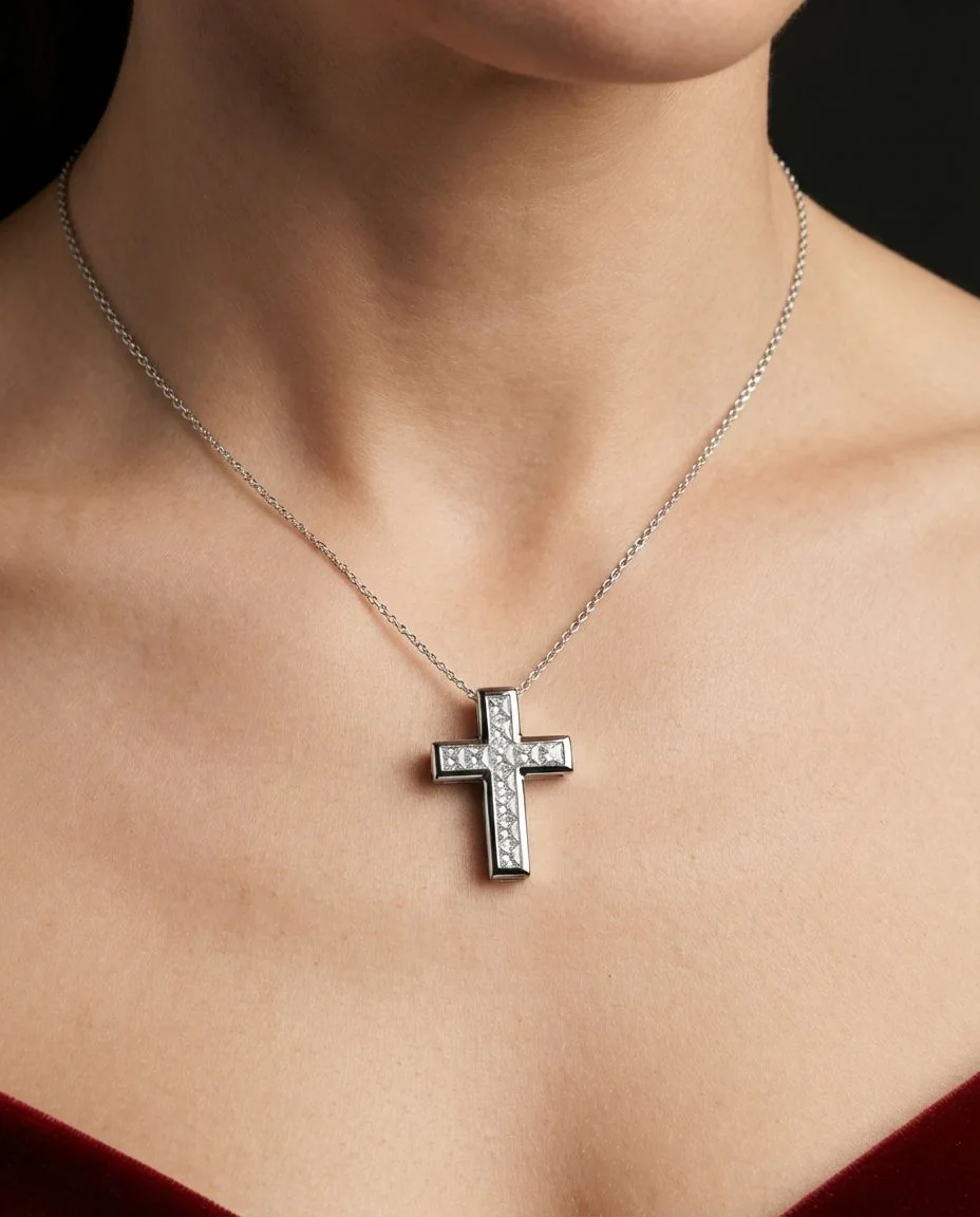 Anhänger 14 Karat Weißgold Kreuz · getragen