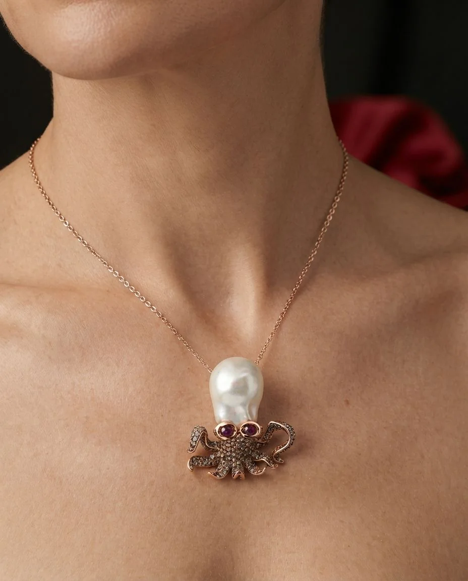 Anhänger 18 Karat Roségold Oktopus, Fassung teils schwarz rhodinie · getragen