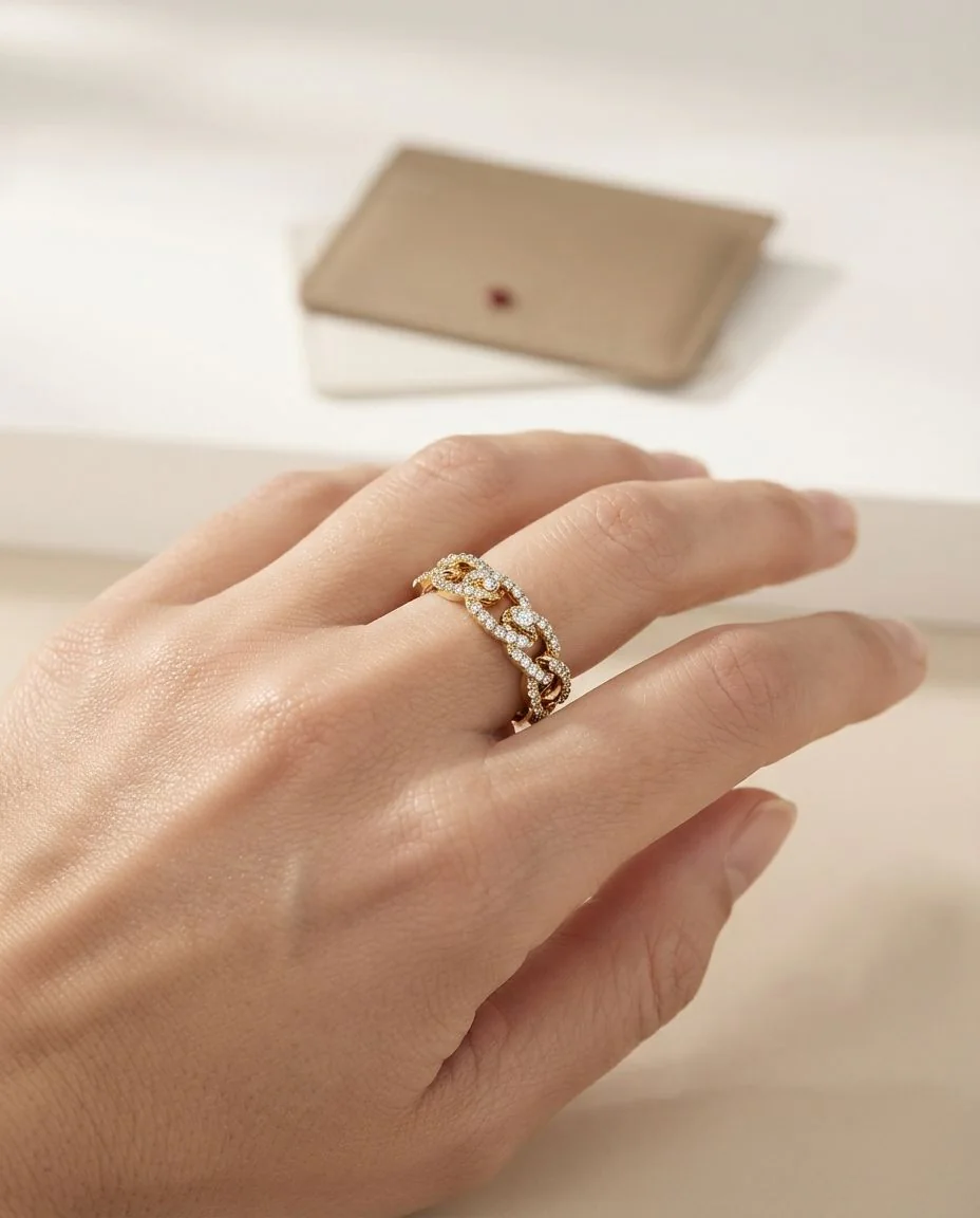 Ring 18 Karat Gelbgold · getragen