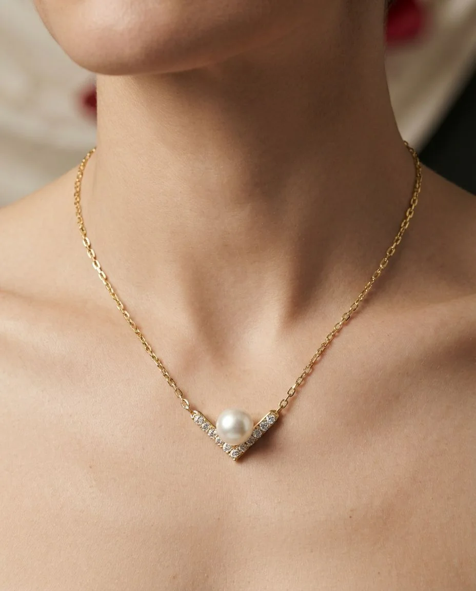 Collier 18 Karat Gelbgold, mit ZÖ 40 cm + 43 cm · getragen
