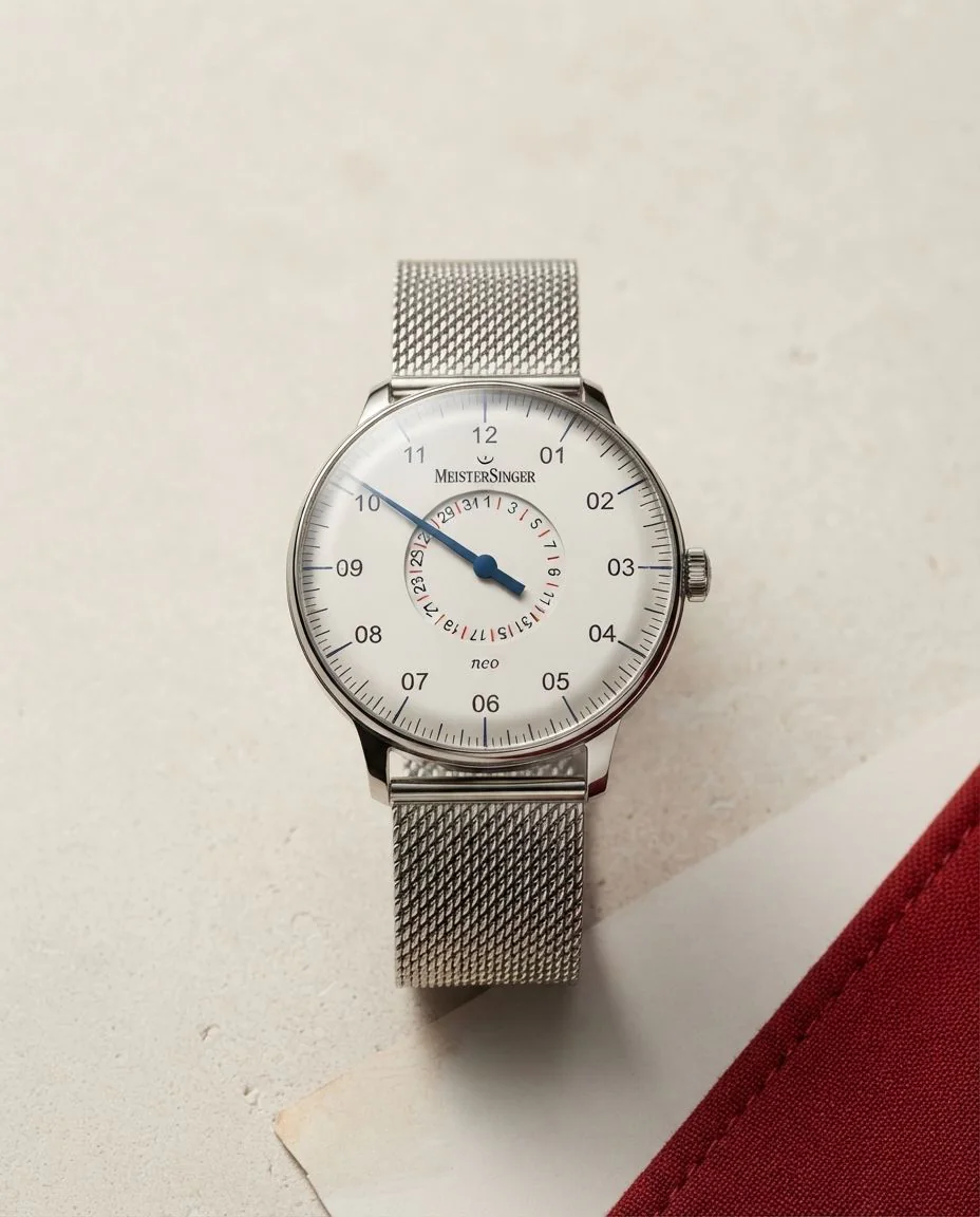 Neo Plus Pointer Date Opaline silver · drapiert