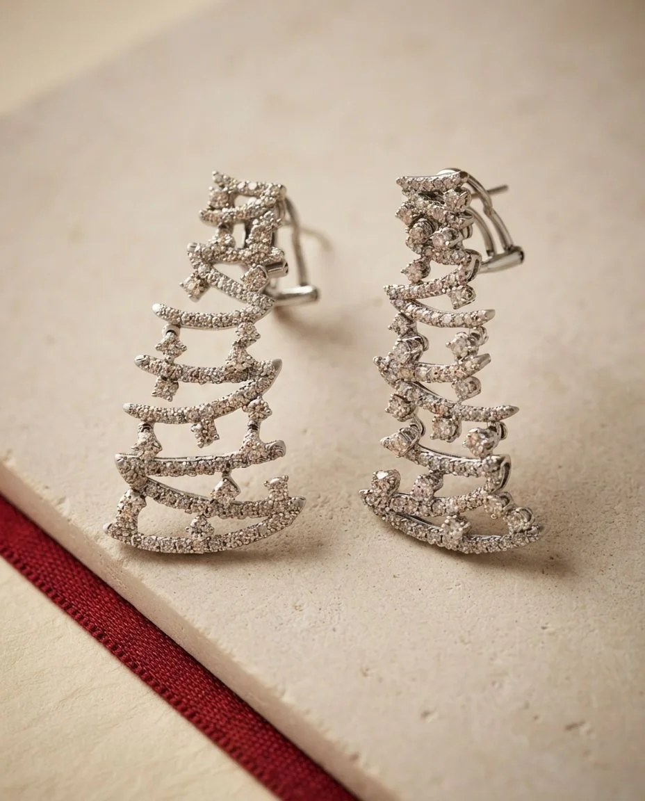 Ohrschmuck 18 Karat Weißgold · drapiert