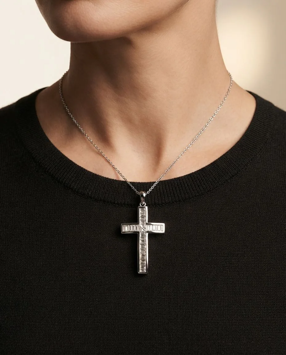 Anhänger 18 Karat Weißgold Kreuz, mit Öse · getragen