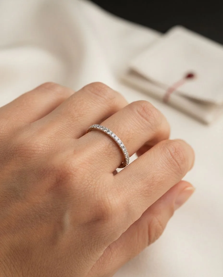 Ring 14 Karat Weißgold · getragen