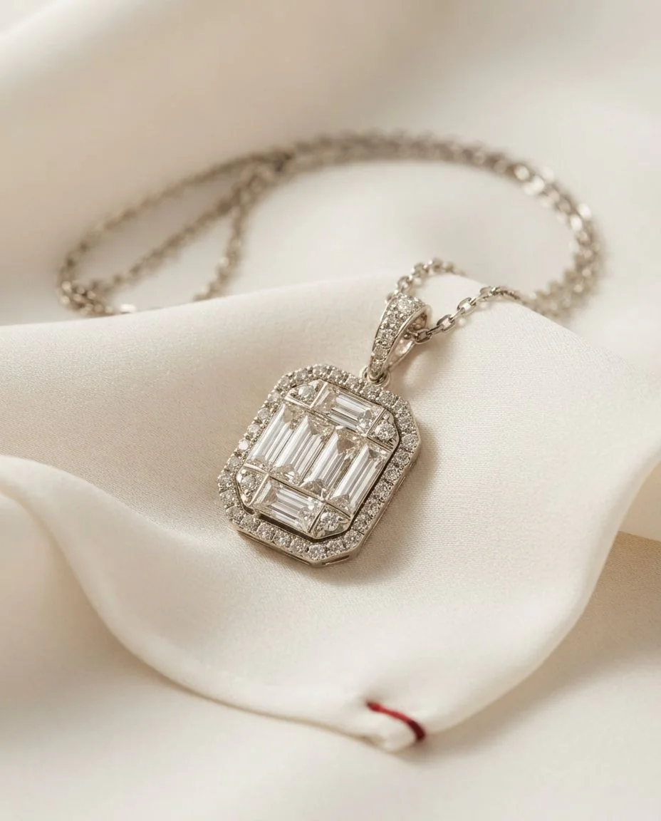 Collier 14 Karat Weißgold · drapiert