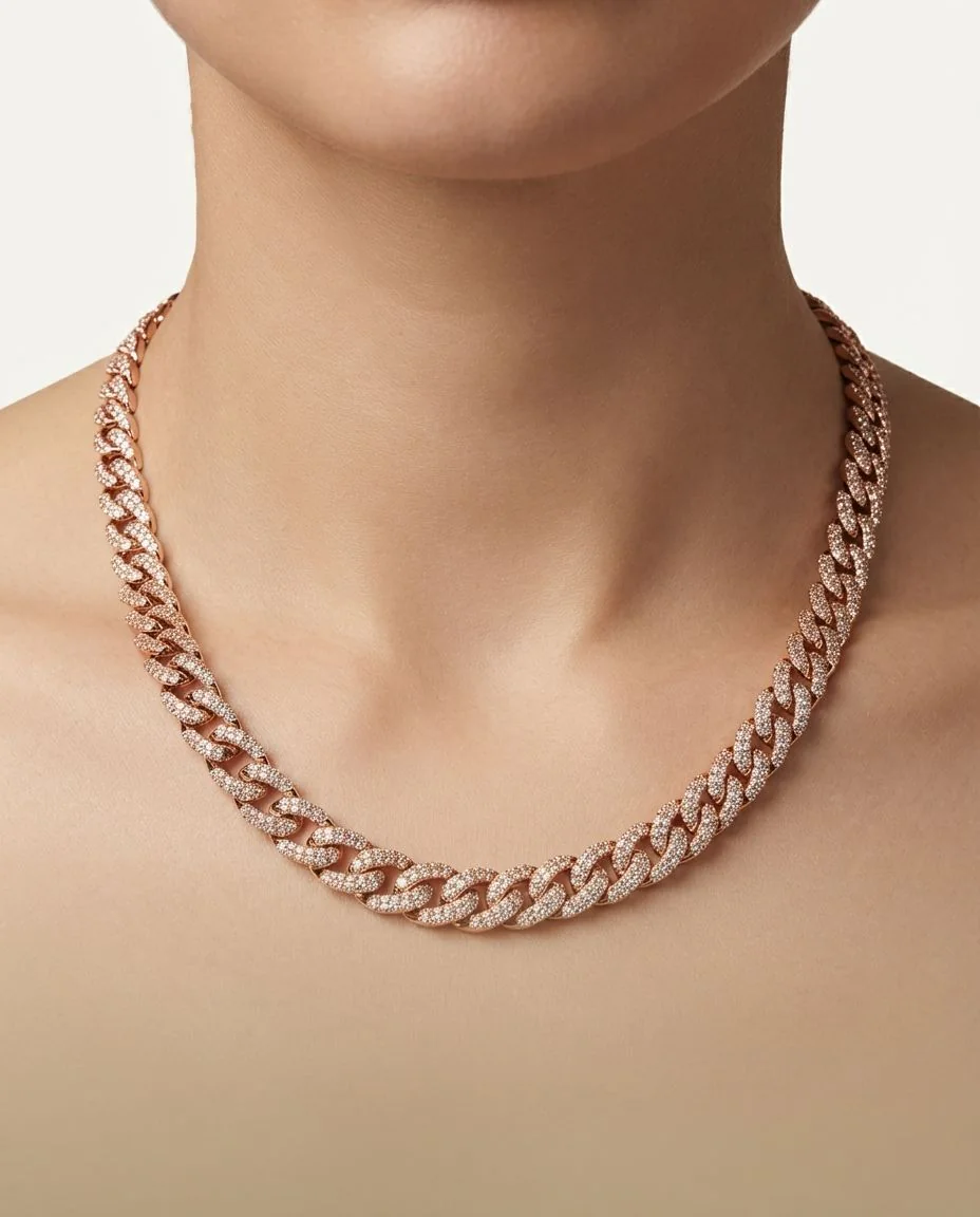 Collier 18 Karat Gelbgold · getragen