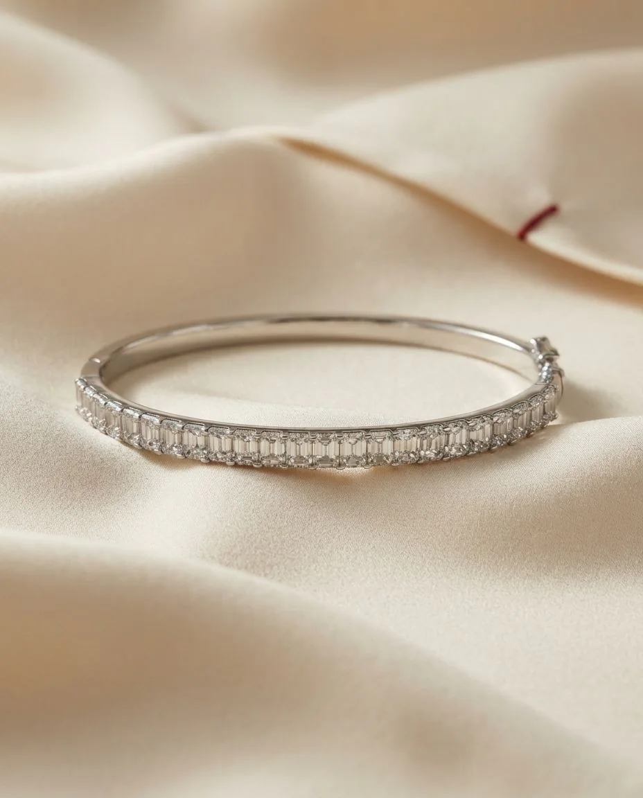 Armreif 18 Karat Weißgold · drapiert
