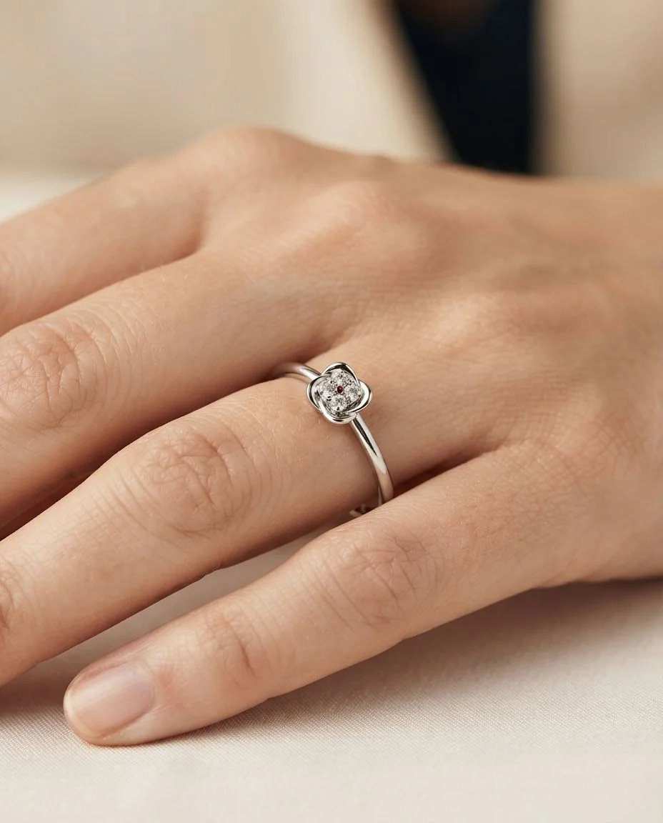 Ring 14 Karat Weißgold · getragen