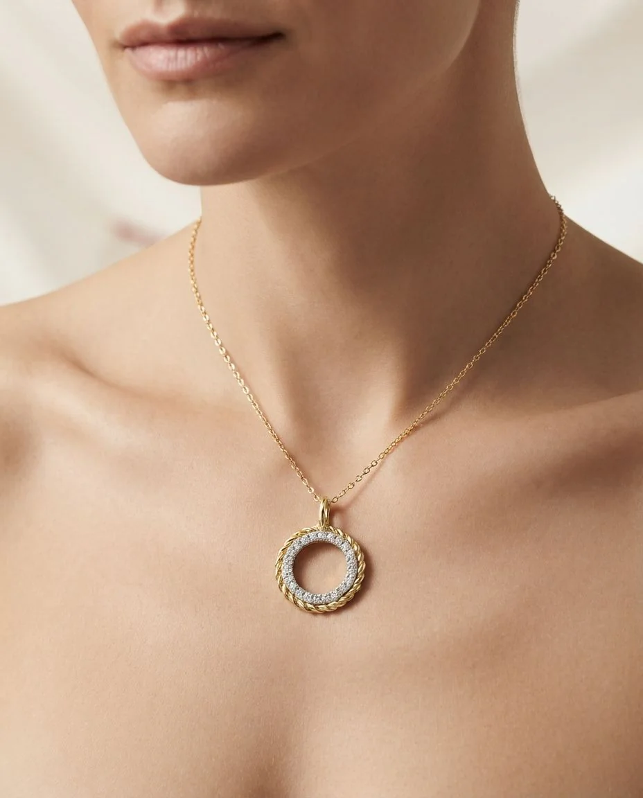 Collier 14 Karat Gelbgold, mit Öse · getragen