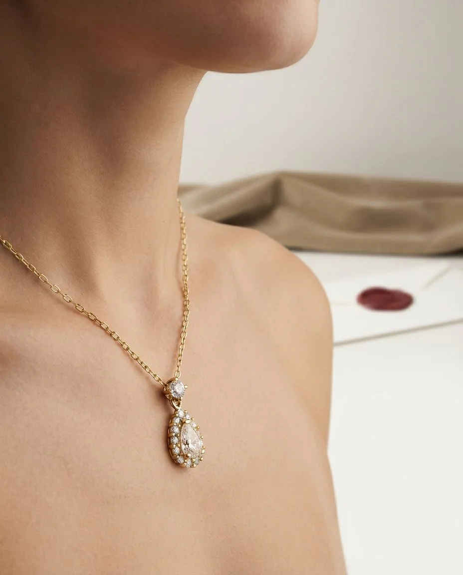 Collier 18 Karat Gelbgold, mit ZÖ 40 cm · getragen