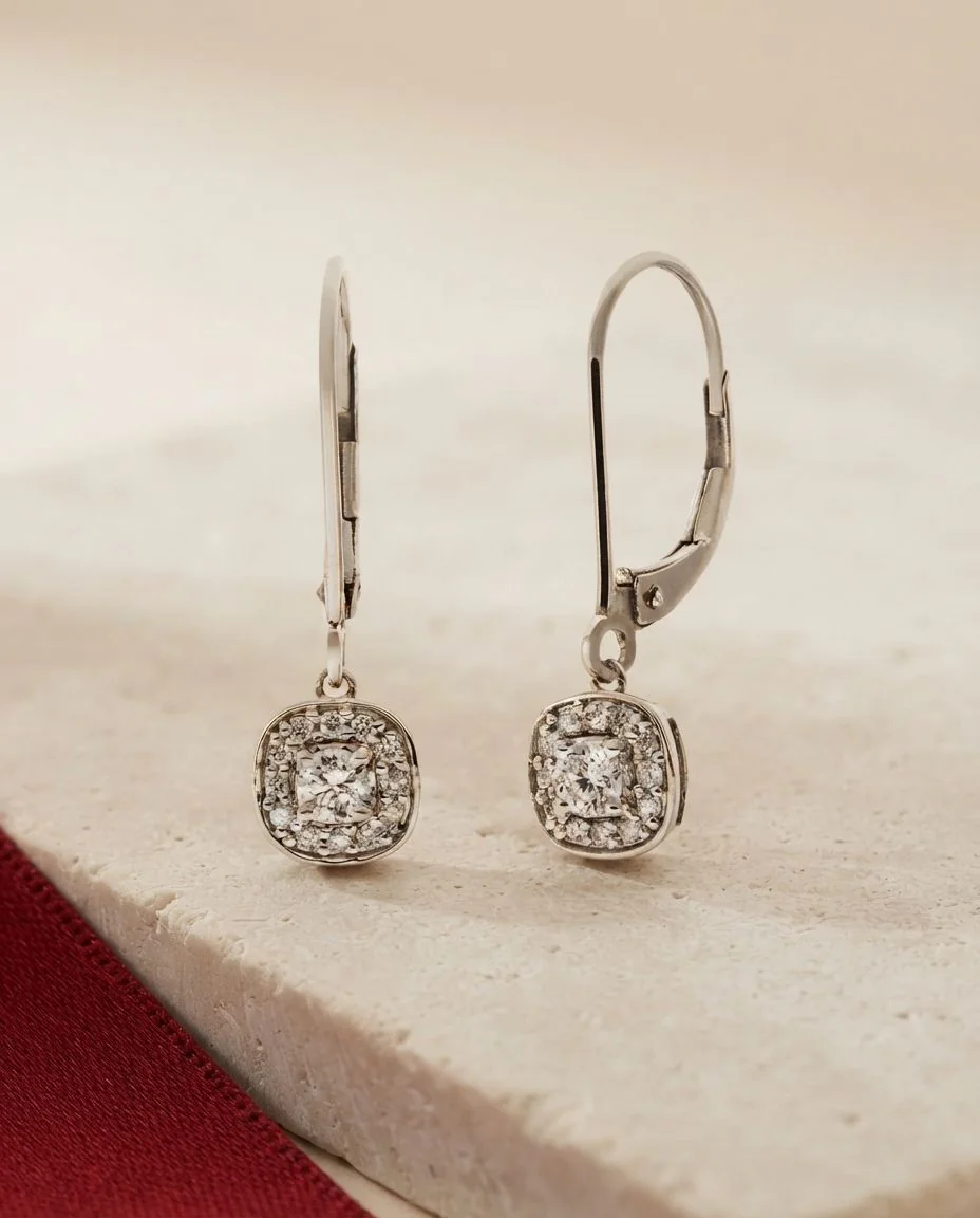 Ohrschmuck 18 Karat Gelbgold, Fassung rhodiniert · drapiert