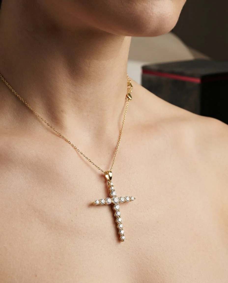 Anhänger 18 Karat Gelbgold Kreuz, mit Öse · getragen