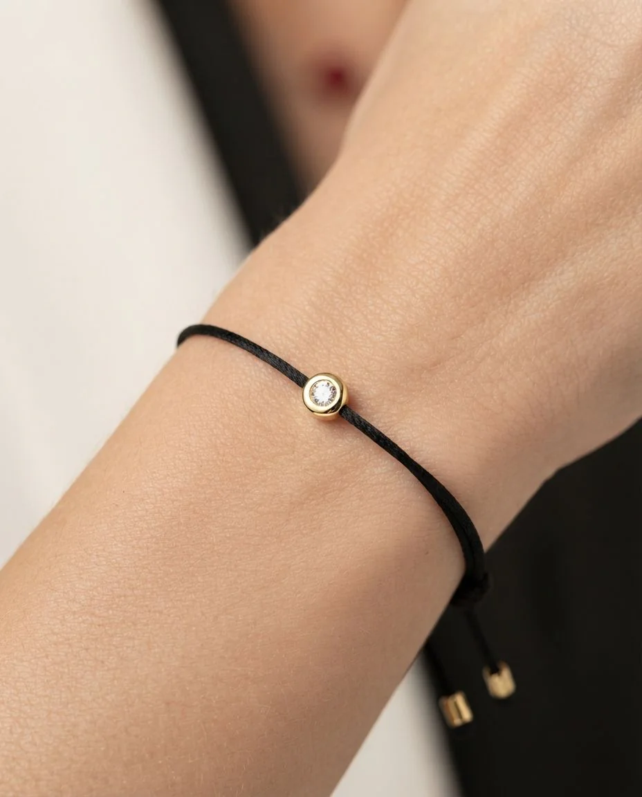 Armband Zarge 18 Karat Gelbgold, schwarzes cord 15,5-19,5cm · getragen