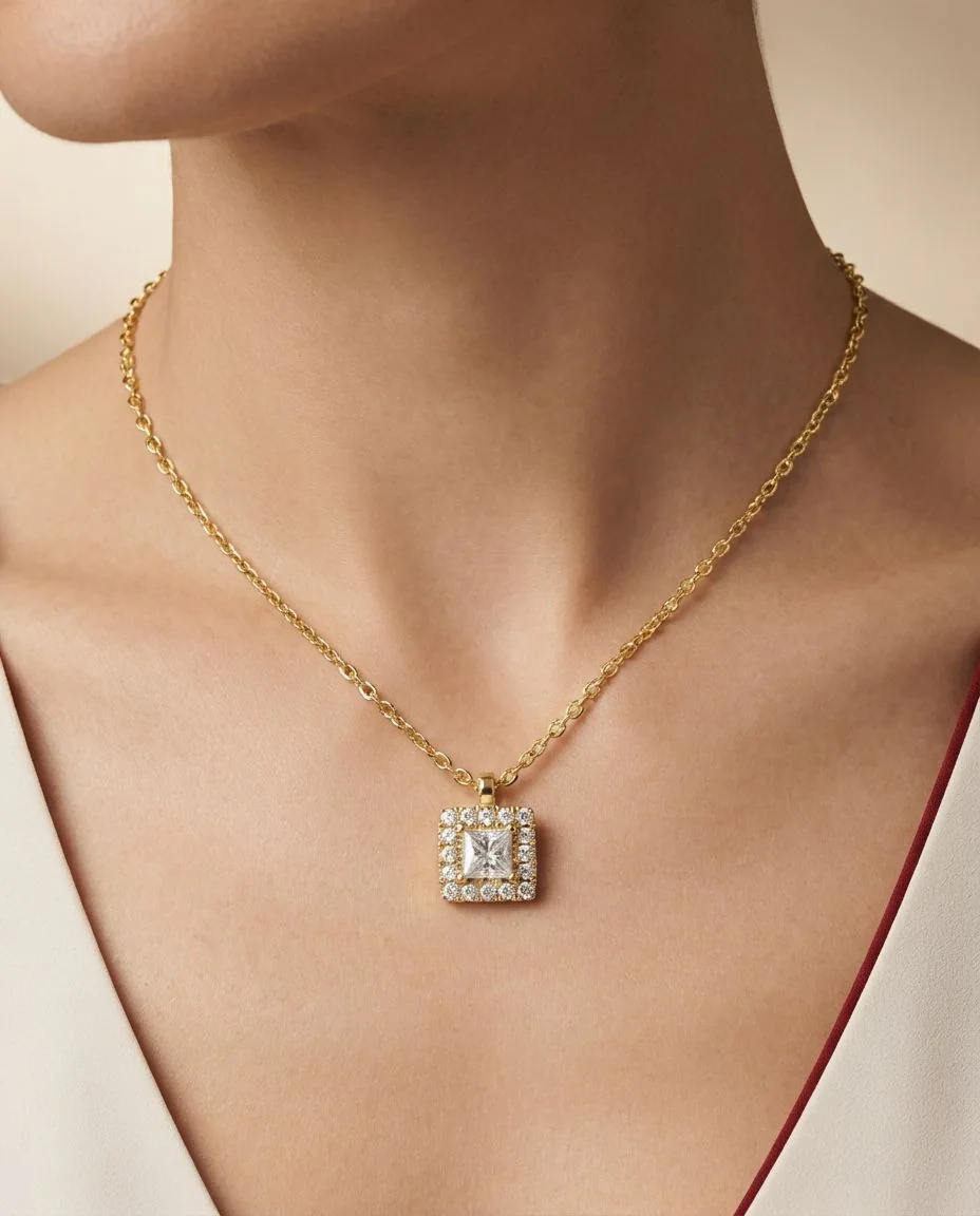Collier 18 Karat Gelbgold, mit ZÖ 42 cm · getragen
