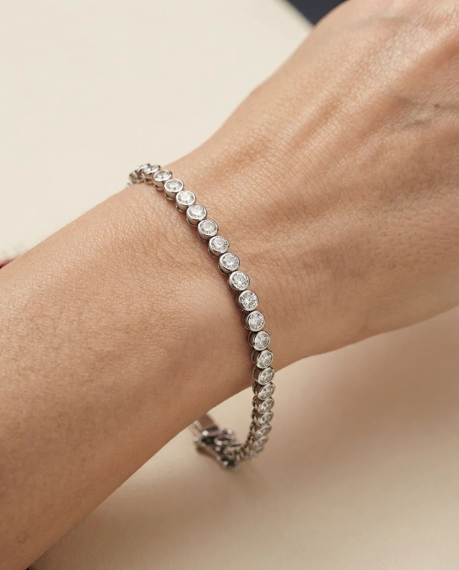 Armband 14 Karat Weißgold · getragen