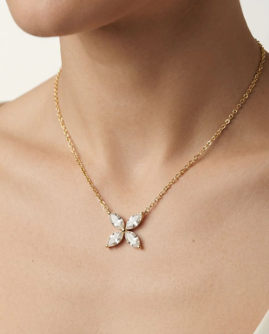 Collier 18 Karat Gelbgold · getragen
