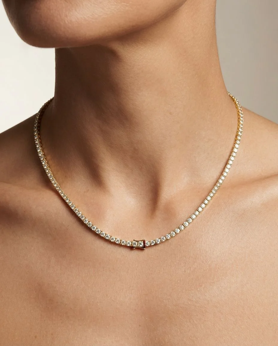 Collier 18 Karat Gelbgold · getragen
