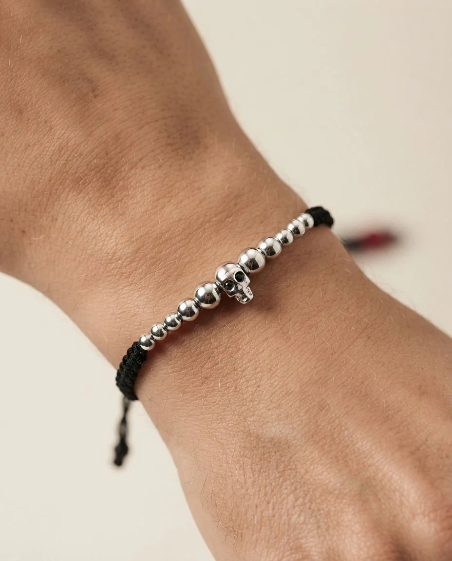 Armband 18 Karat Weißgold, teils schwarz rhodiniert · getragen