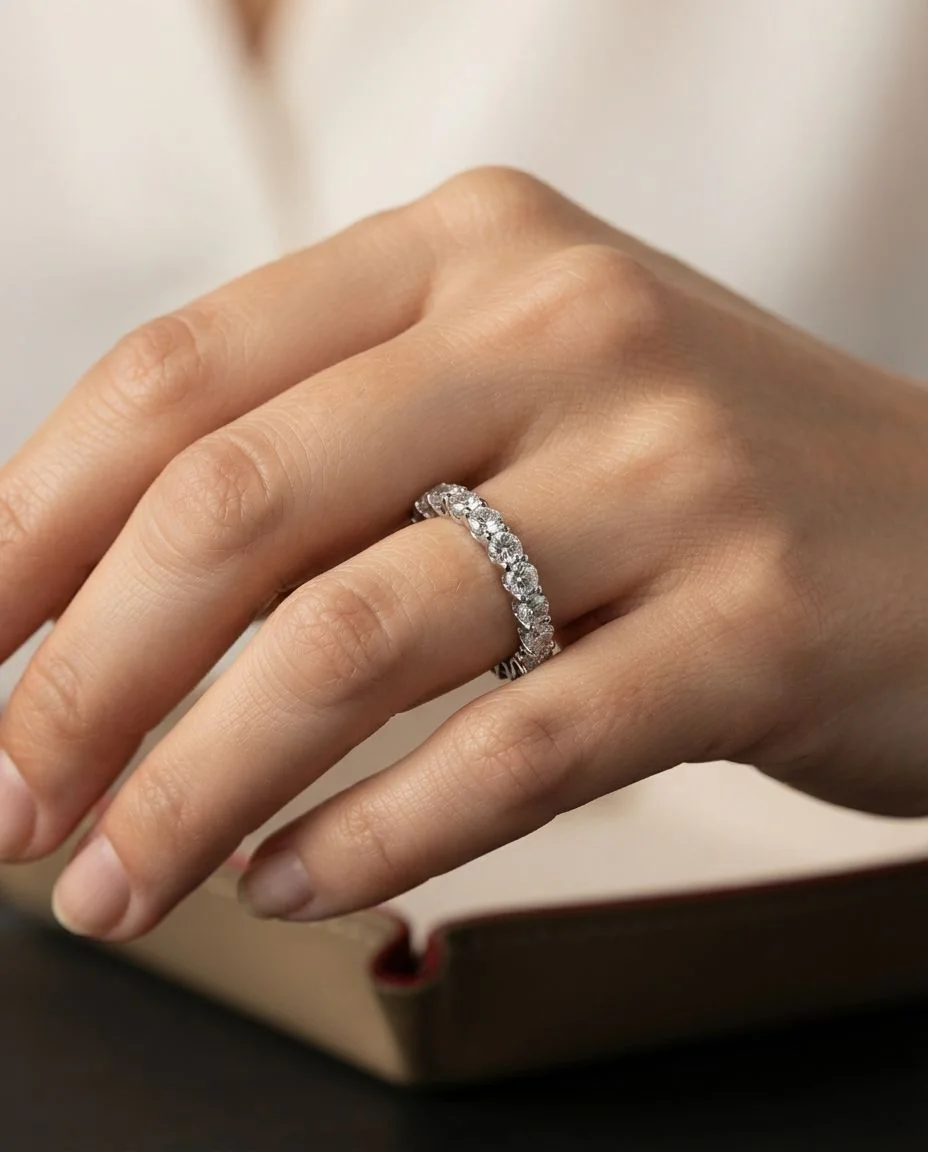 Ring 14 Karat Weißgold · getragen