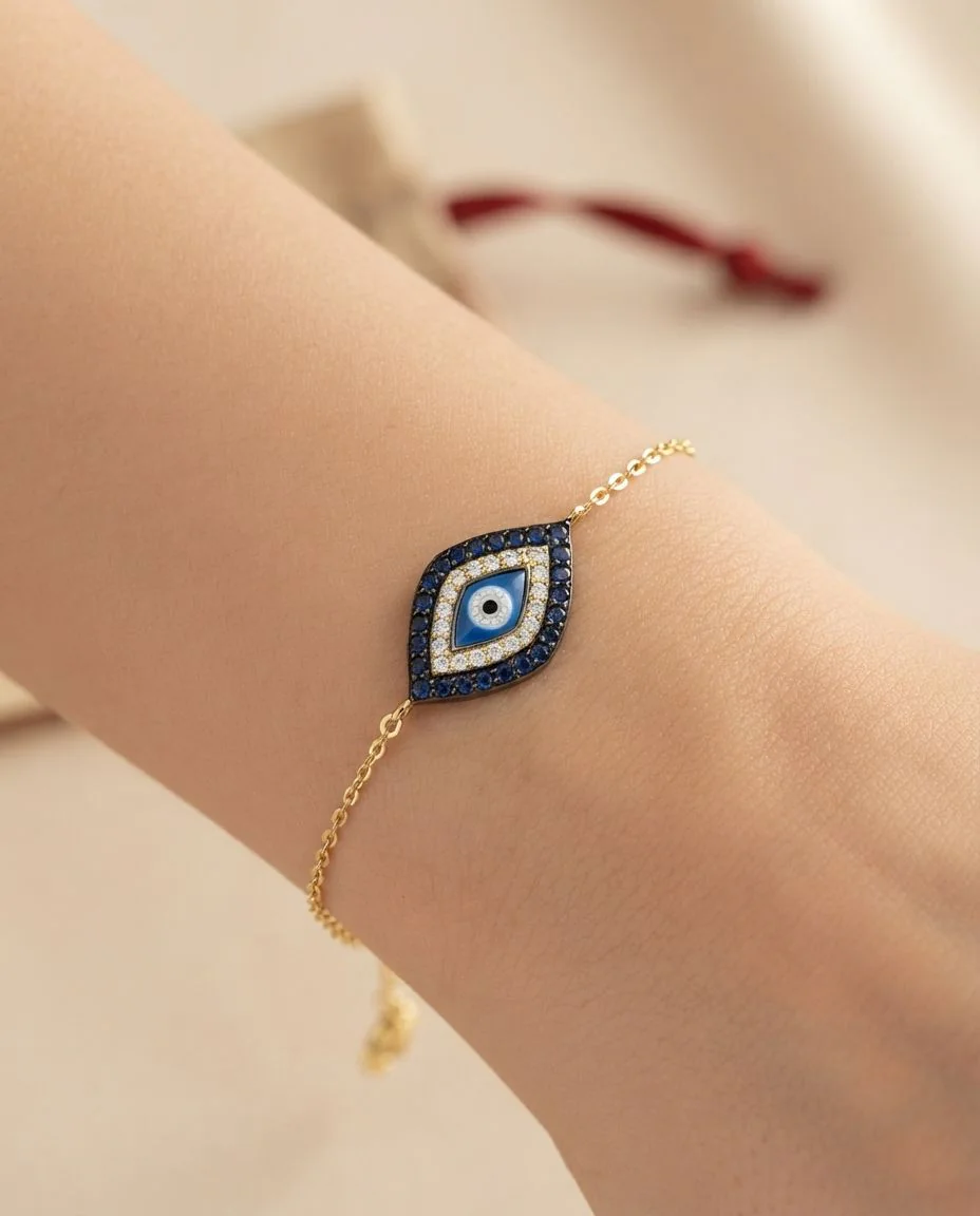 Armband 18 Karat Gelbgold Auge, Fassung schwarz rhodiniert · getragen