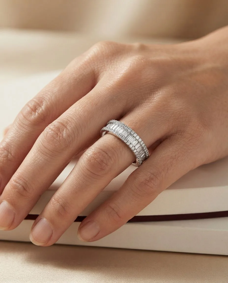 Ring 14 Karat Weißgold · getragen
