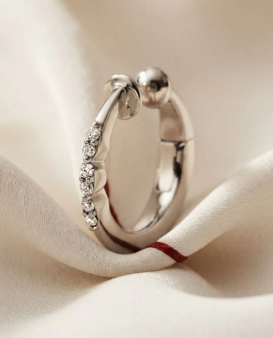 Ohrschmuck 18 Karat Weißgold, Ohrmanschette · drapiert
