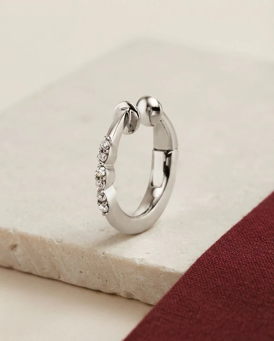 Ohrschmuck 18 Karat Weißgold, Ohrmanschette · drapiert
