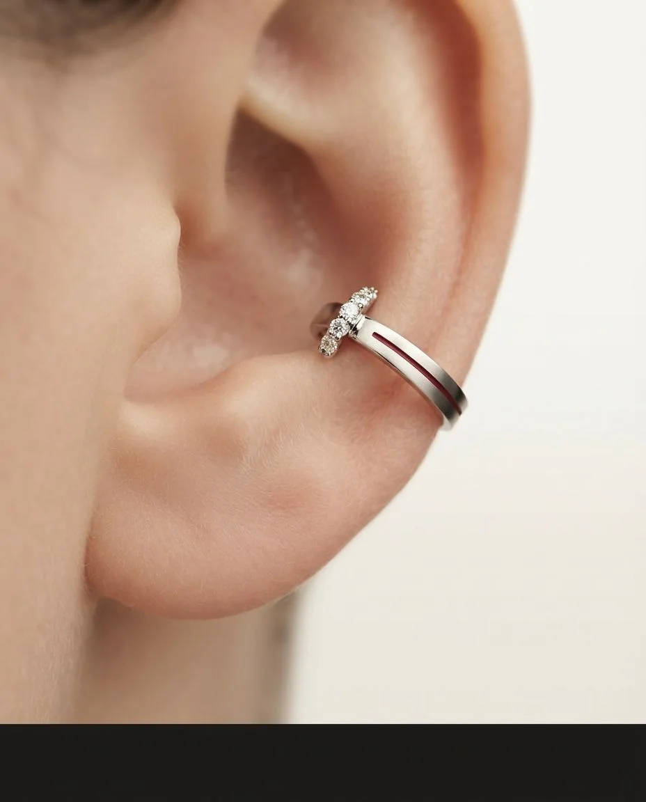 Ohrschmuck 18 Karat Weißgold, Ohrmanschette · getragen