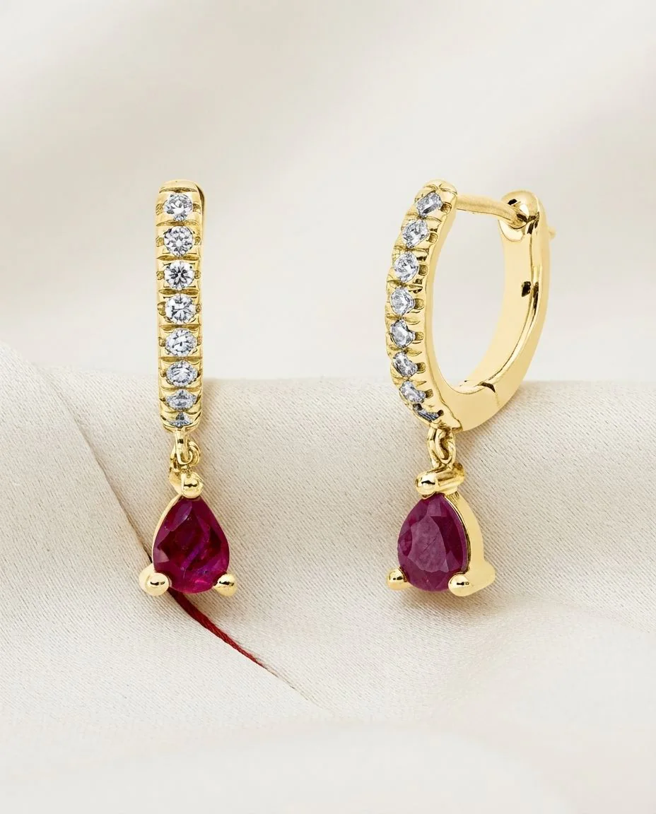 Ohrschmuck 18 Karat Gelbgold · drapiert