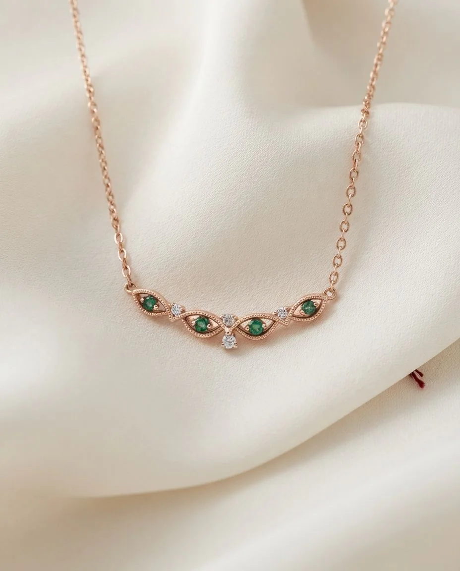 Collier 18 Karat Roségold, mit ZÖ 42+43+44cm · drapiert