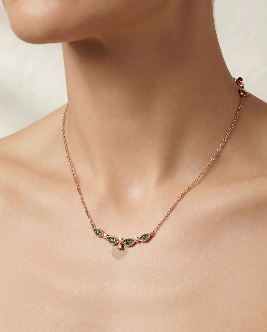 Collier 18 Karat Roségold, mit ZÖ 42+43+44cm · getragen