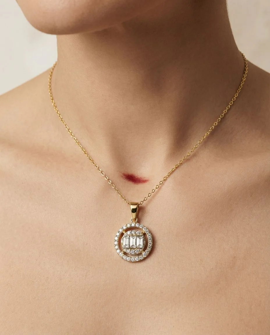 Collier 18 Karat Gelbgold · getragen