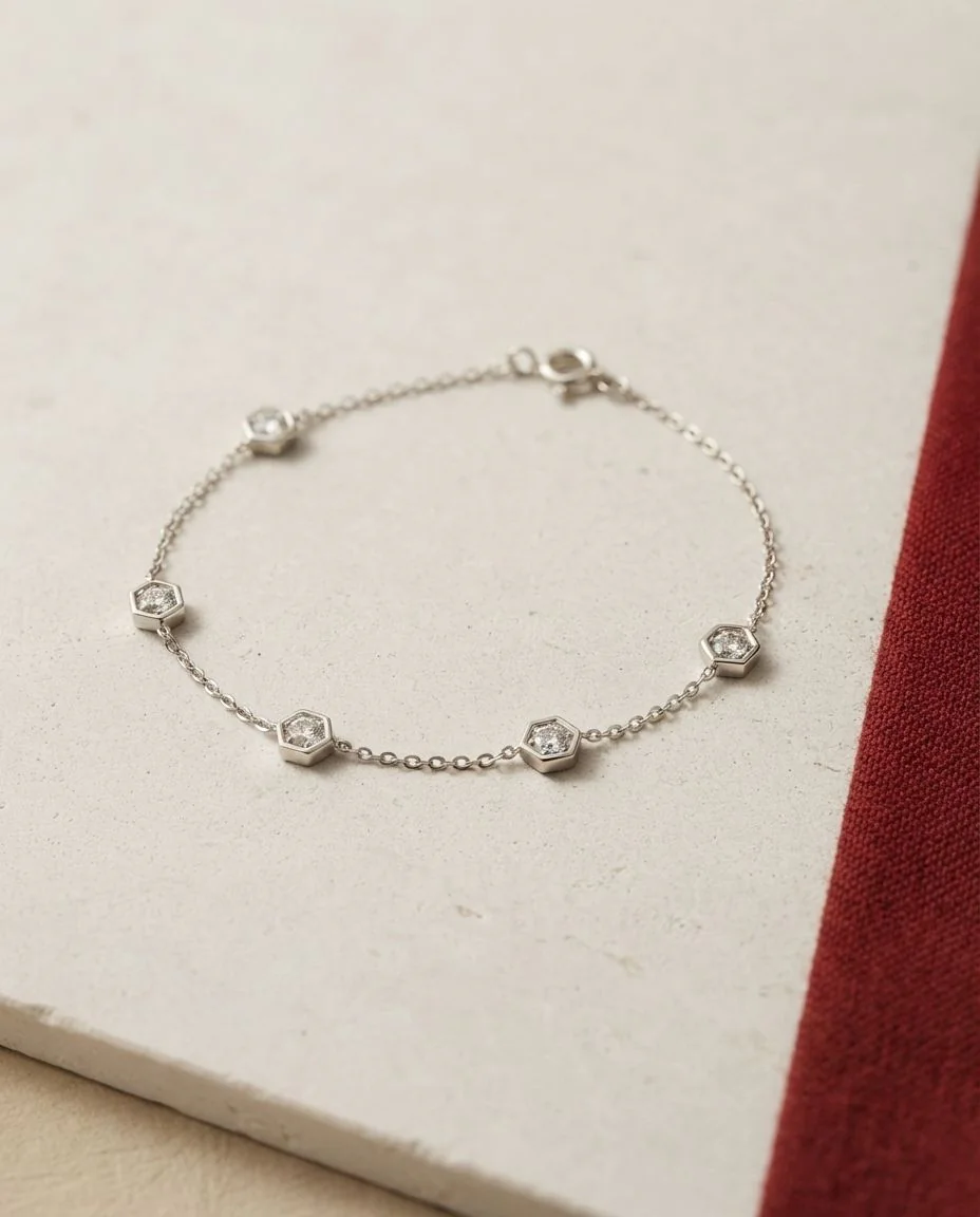 Armband 18 Karat Gelbgold, Fassung schwarz rhodiniert · drapiert