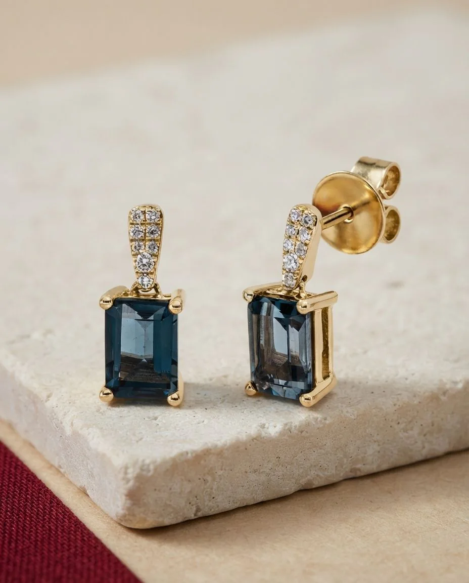 Ohrschmuck 18 Karat Gelbgold · drapiert