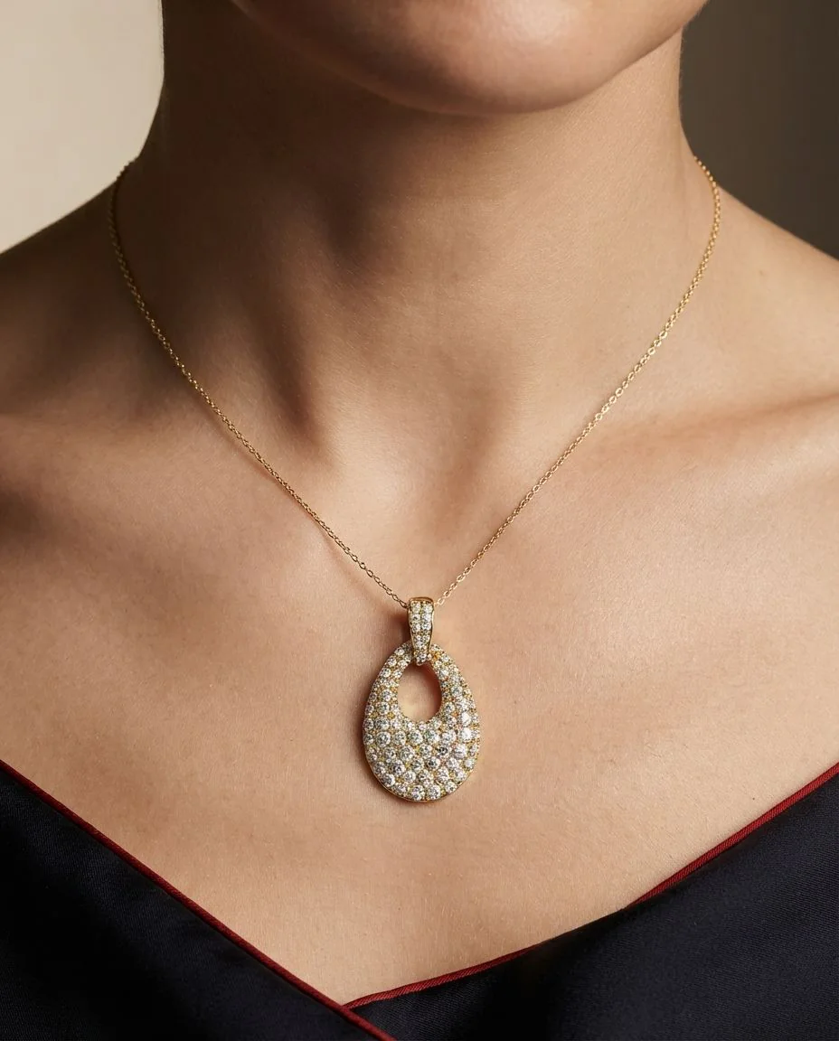 Anhänger 18 Karat Gelbgold, mit Öse · getragen