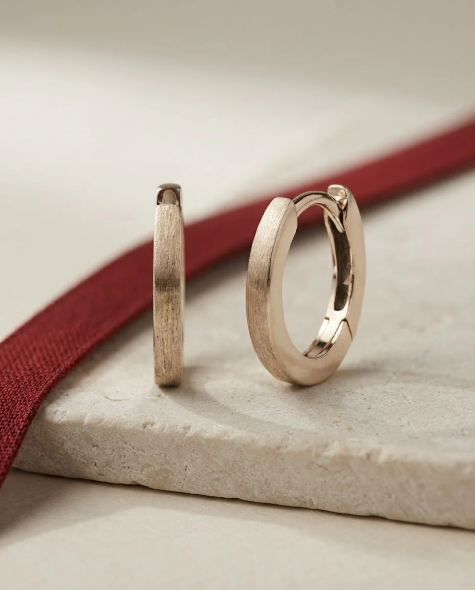 Creolen 18 Karat Weißgold, mattiert · drapiert