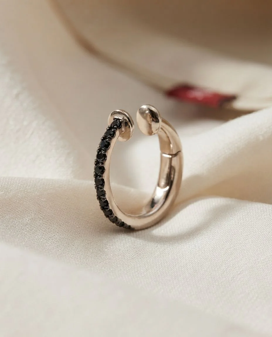 Ohrschmuck 18 Karat Weißgold, Ohrmanschette, teils schw. rh · drapiert