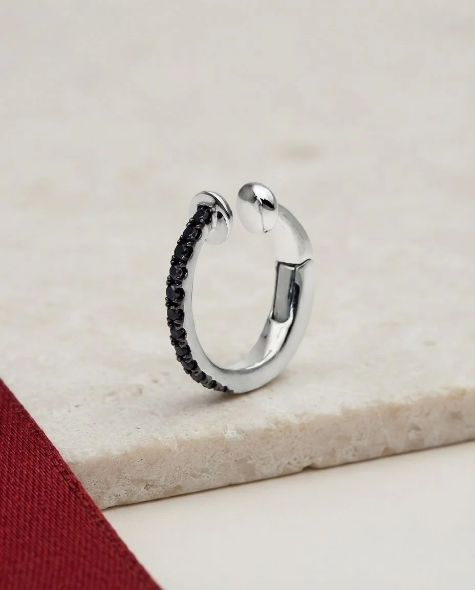 Ohrschmuck 18 Karat Weißgold, Ohrmanschette, teils schw. rh · drapiert