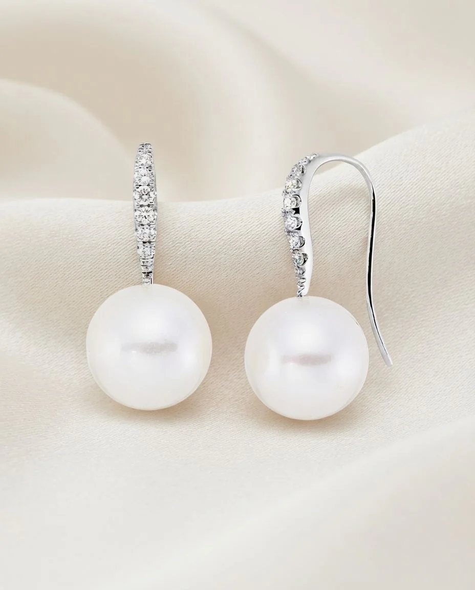 Ohrschmuck 18 Karat Weißgold · drapiert