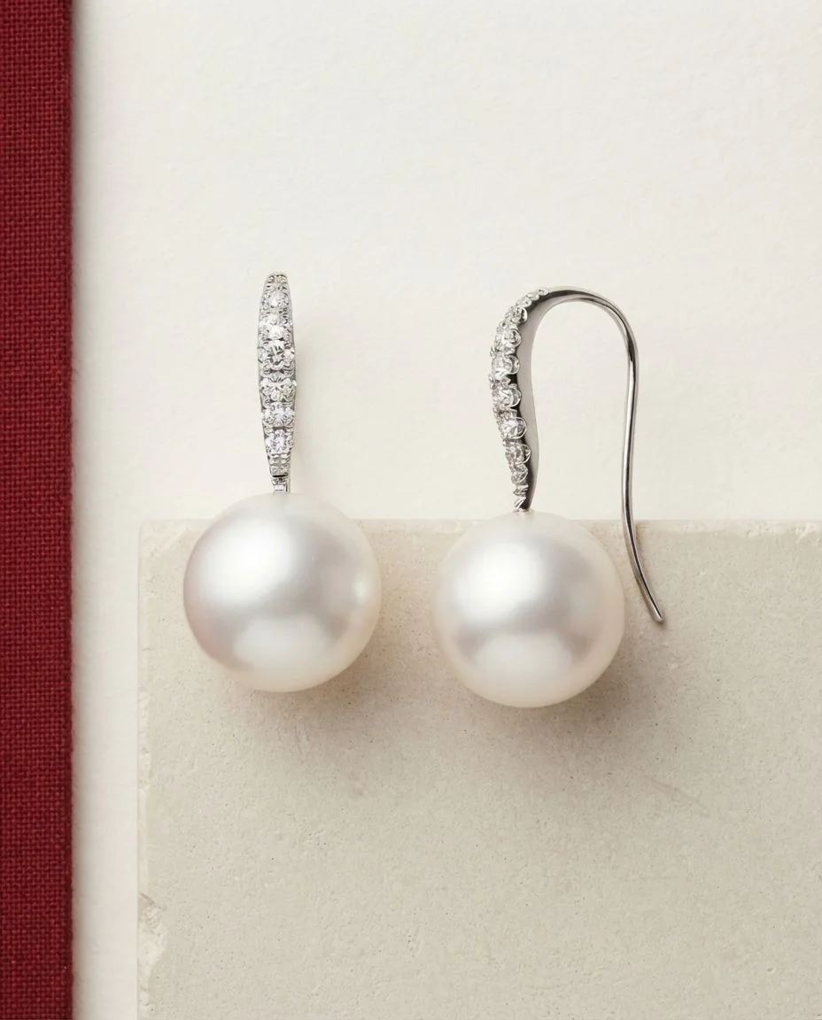 Ohrschmuck 18 Karat Weißgold · drapiert