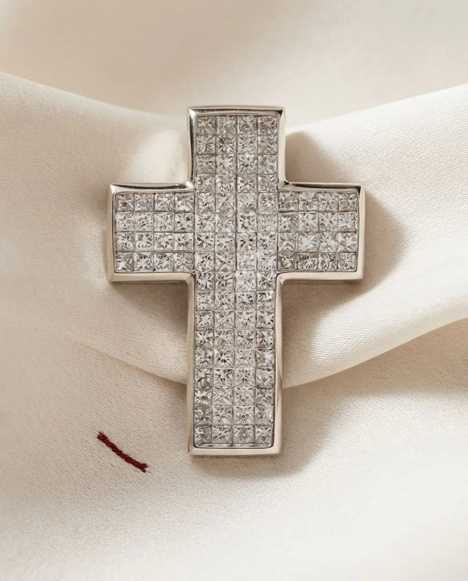 Anhänger 18 Karat Weißgold Kreuz · drapiert