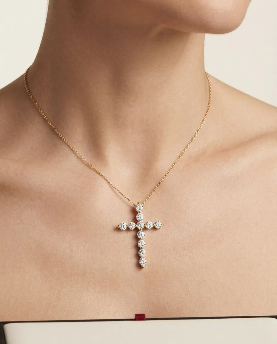 Anhänger 18 Karat Gelbgold Kreuz · getragen