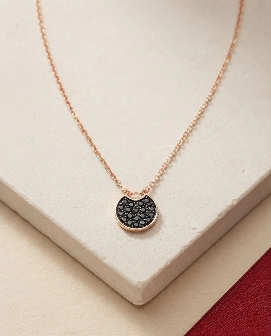 Collier 14 Karat Roségold, Fassung schwarz rhodiniert · drapiert