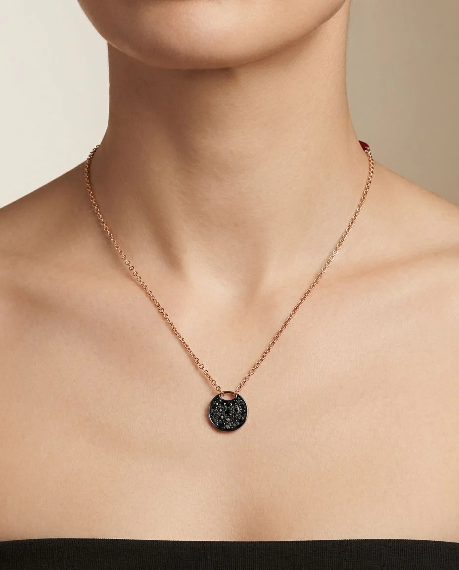 Collier 14 Karat Roségold, Fassung schwarz rhodiniert · getragen