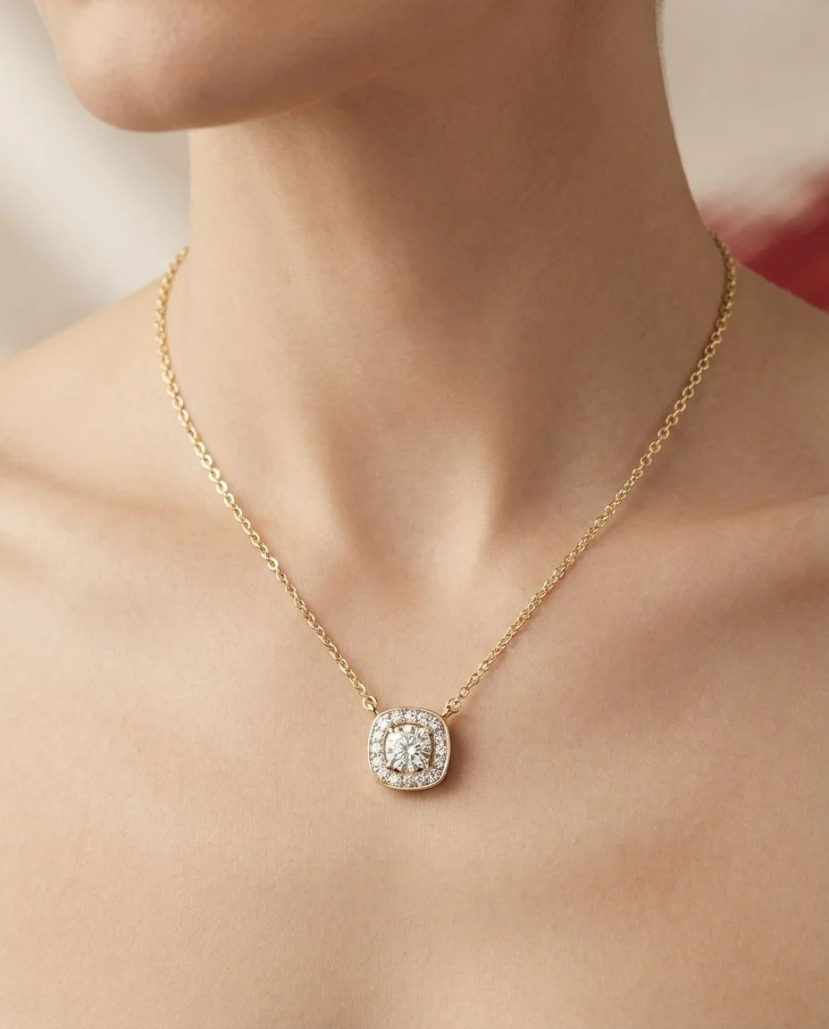 Collier 18 Karat Gelbgold · getragen