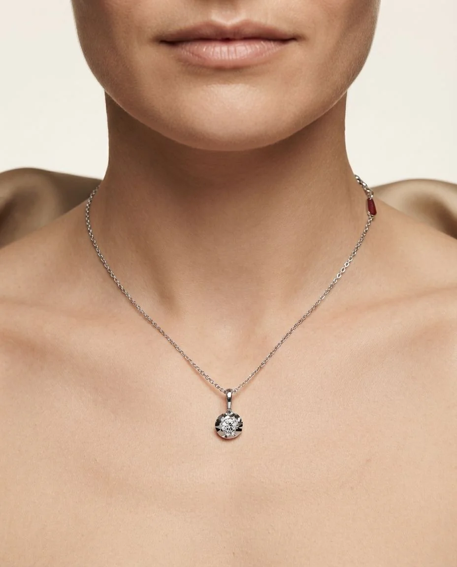 Collier 14 Karat Weißgold, mit Öse · getragen