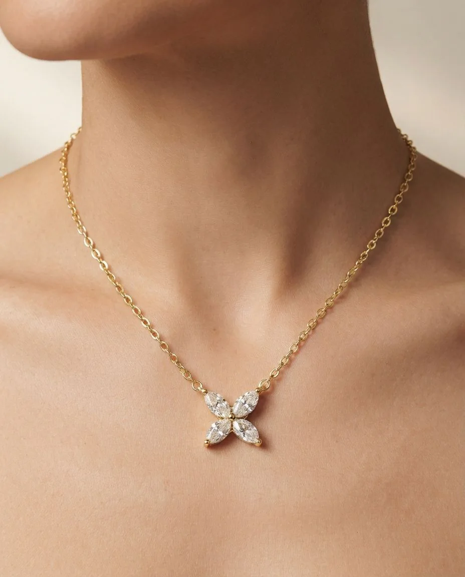 Collier 18 Karat Gelbgold, mit ZÖ 42 cm · getragen