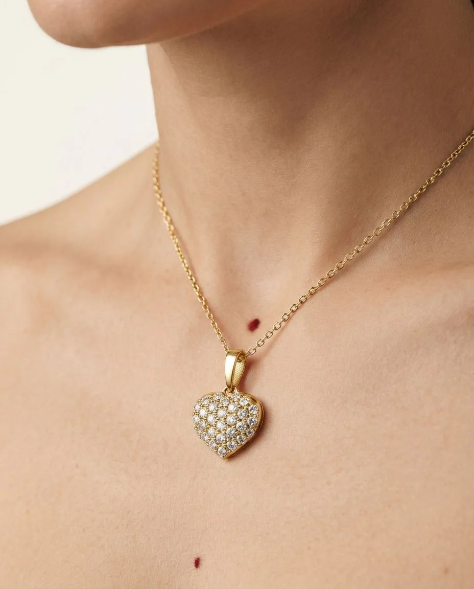 Collier 18 Karat Gelbgold Herz, mit Öse · getragen