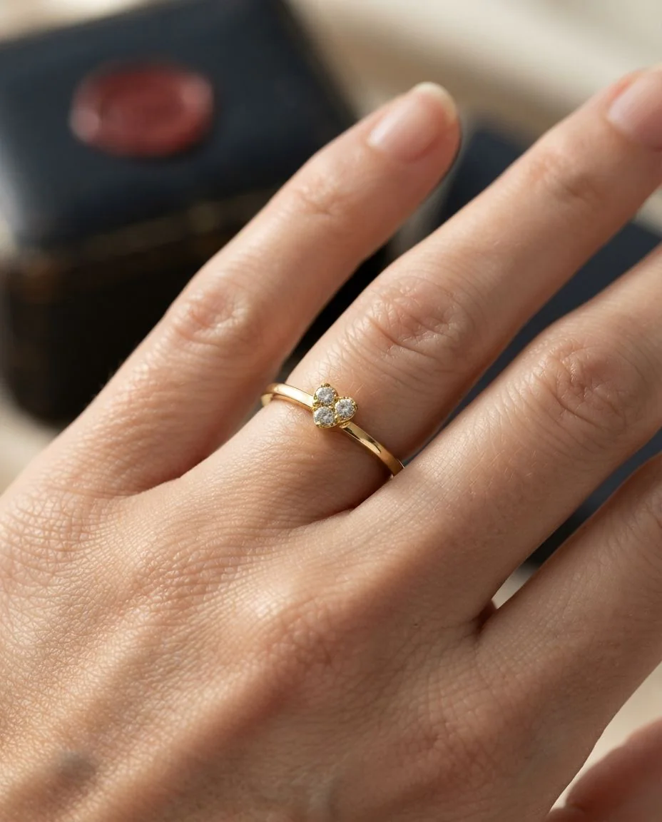 Ring 18 Karat Gelbgold Herz · getragen
